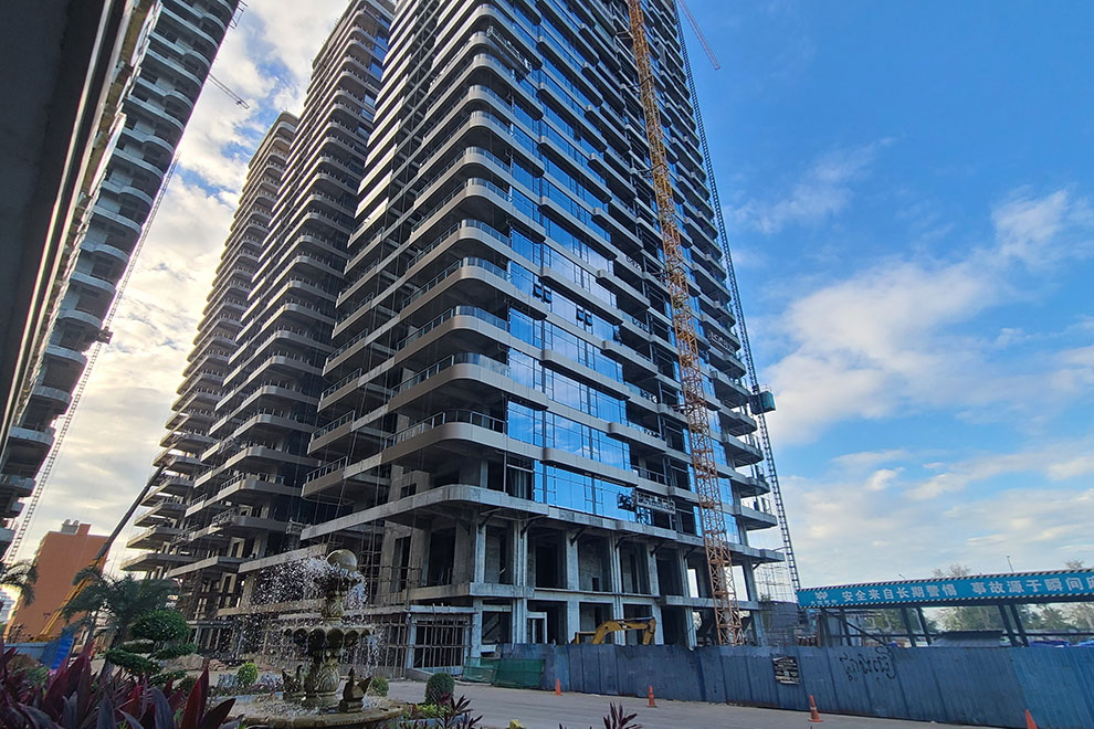 New investment projects unrelated to stalled construction account for 40% of the total, with 86 ventures valued at $2.7 billion. Hong Raksmey