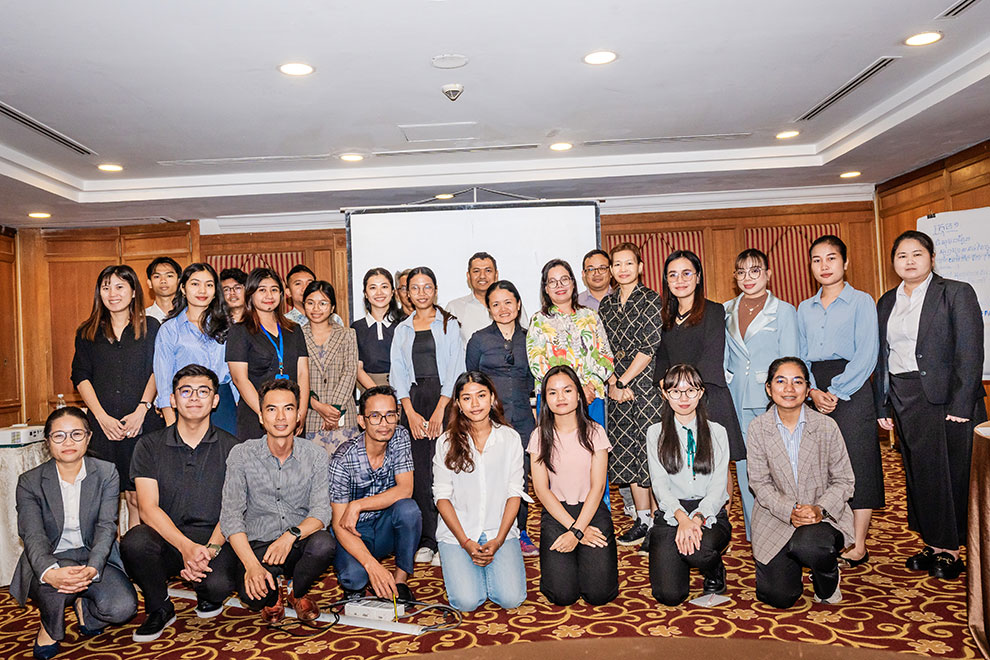 Participants in the workshop on gender-sensitive safety guidelines for Cambodian journalists on January 27 pose for a group photograph. DMC