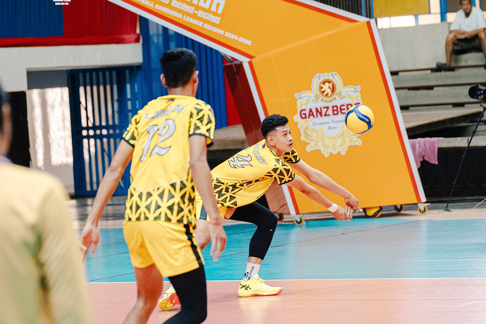 The interior ministry’s Menglai returns a serve from the Svay Rieng police team on January 26. CVF