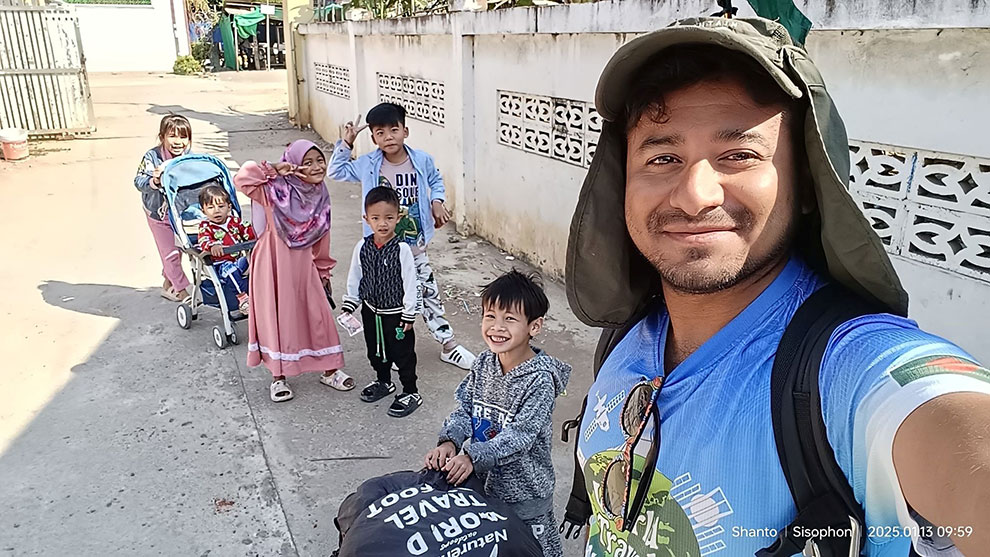 Shanto and some of the children he met during a rest stop. Supplied