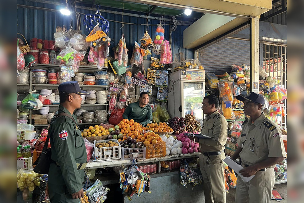 Pursat authorities educate members of the public about the importance of correct waste management and protecting air quality. Provincial environment department