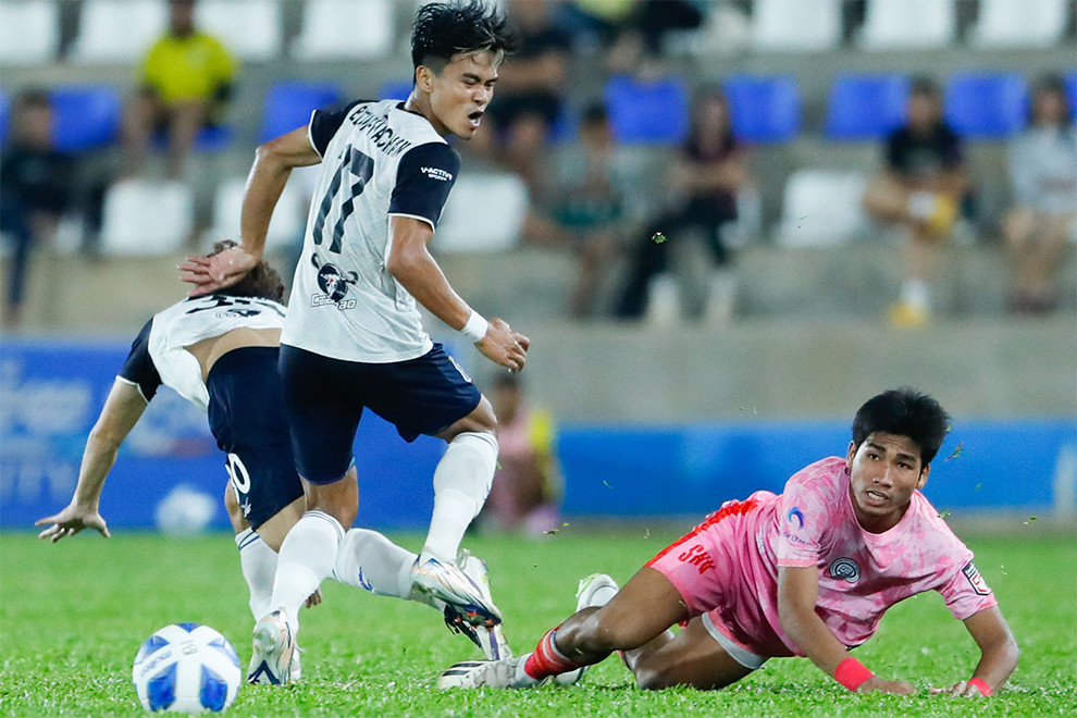 Sunday’s match between Svay Rieng (in white) and Life Sihanoukville ended in a 3-1 win for the reigning CPL champions, who now return to the top of the table. CPL