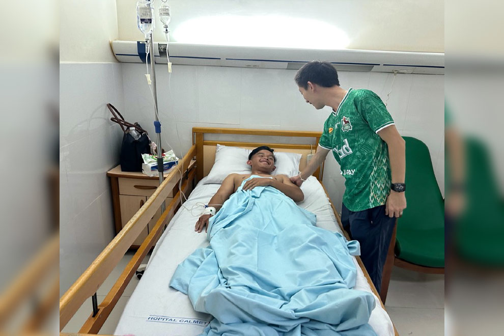 Sok Sabayna, vice-president of Kirivong Sok Senchey Football Club, visits player Leap Pheng at Calmette Hospital. Kirivong FC