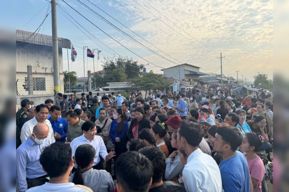 Labour minister Heng Sour visits the site and meets with the affected workers in person, the morning after the fire. Labour ministry