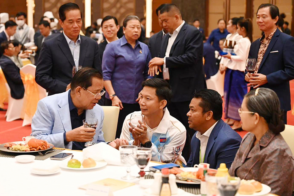 Khov Chhay (second from left) and Srey Chanthorn (second from right) attend a solidarity dinner with former Prime Minister Hun Sen last November, during happier times. Chanthorn FB