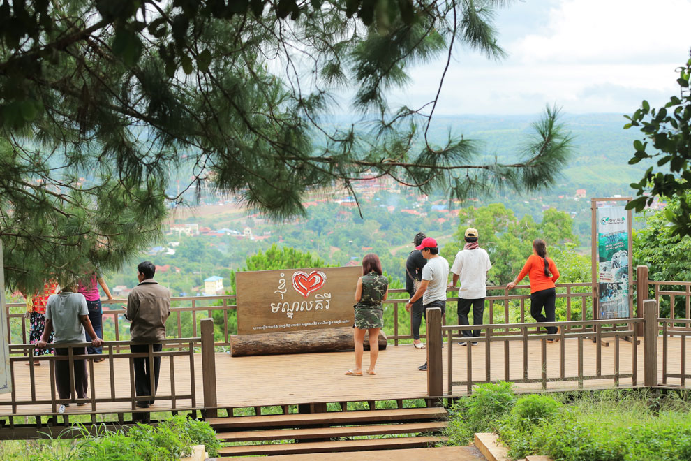 Phnom Doh Kromom (Hill of the Girls) is a sacred hill which offers panoramic views of Mondulkiri. Post staff