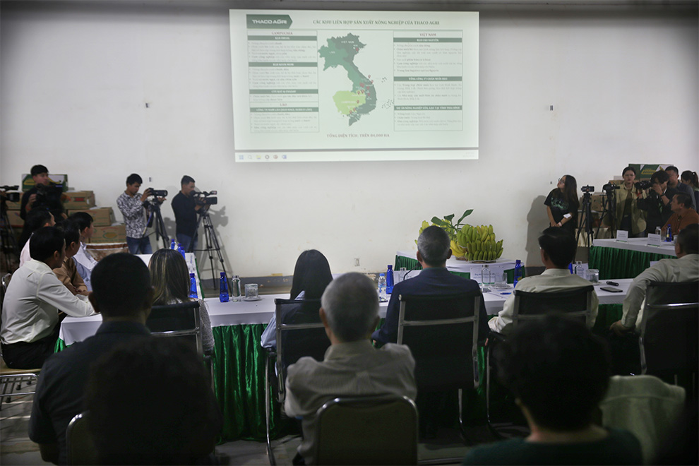 Nguyen Ngoc Anh Tu, deputy director of Snuol Polytechnic Zone, describes the development of the company to reporters at the company’s headquarters in Kratie province. Hong Raksmey