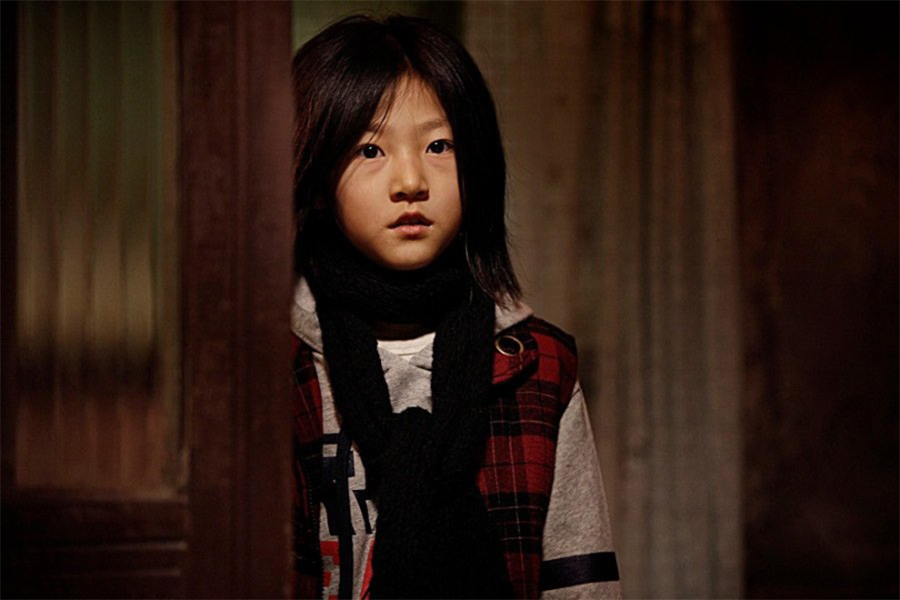 Kim as the young girl So-mi in the 2010 film “The Man from Nowhere,” alongside Won Bin. PHOTO: CJ ENM/THE KOREA HERALD