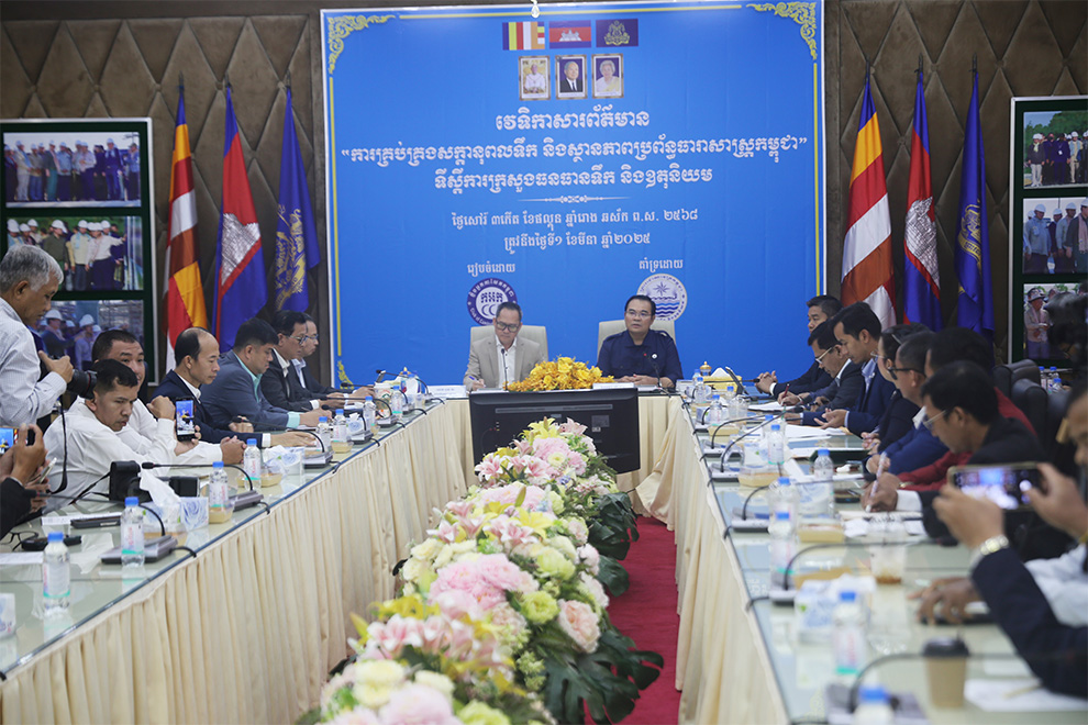 Meteorology minister Thor Chetha and Puy Kea, president of the Club of Cambodian Journalists (CCJ) during a March 1 press conference at the ministry. Hong Raksmey
