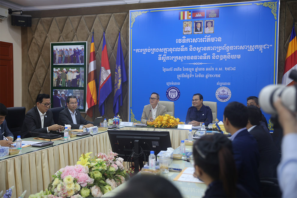 Water resources minister Thor Chetha and Puy Kea, president of the Club of Cambodian Journalists (CCJ) during a press conference on water resources management and irrigation. Hong Raksmey