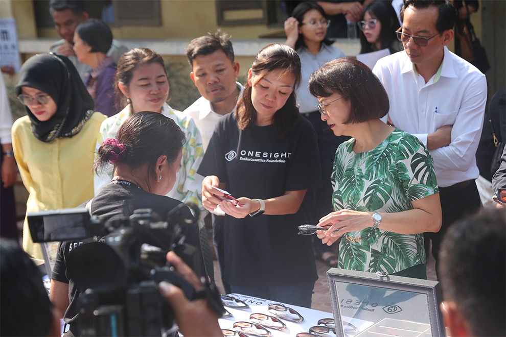 Patricia Koh, head of the OneSight EssilorLuxottica Foundation in Southeast Asia, Japan and Korea shows a selection of glasses to women’s affairs minister Kantha Phavi. Hong Raksmey