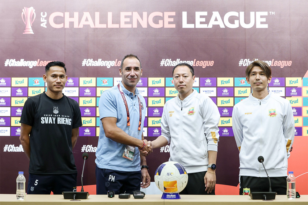 Svay Rieng head coach Pep Munoz shakes hands his Shan United counterpart Ono Hiroki at a March 4 press conference. CPL