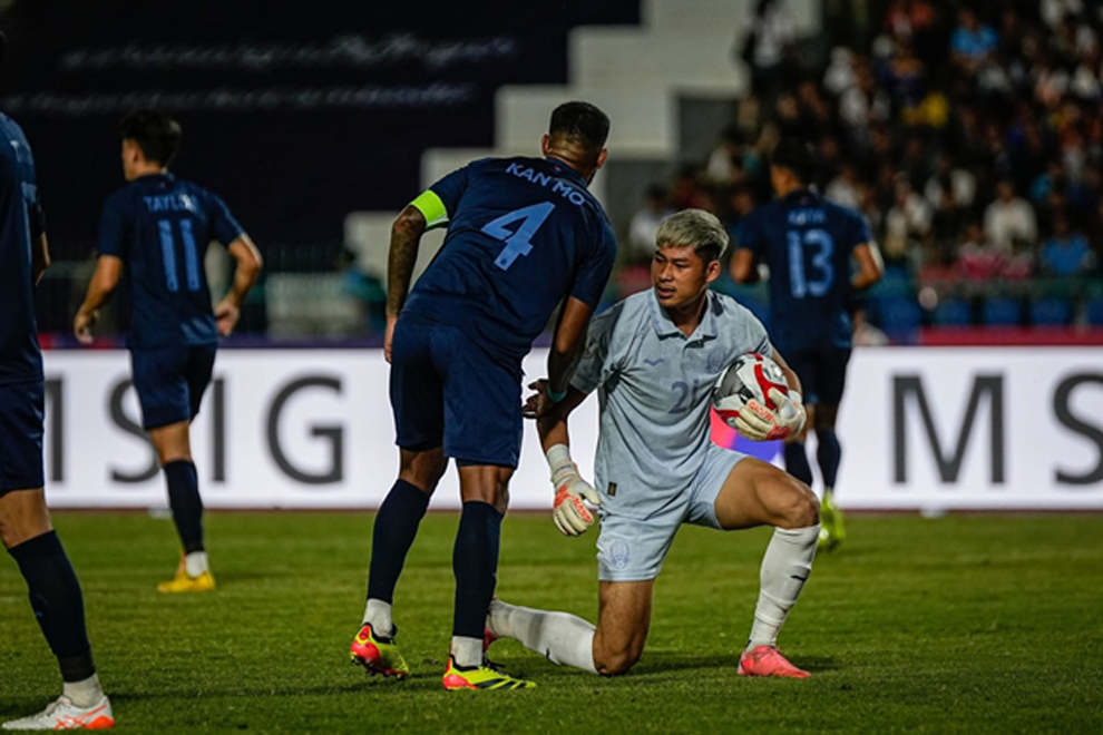Dara receives support from his national squad teammate Mohammed Faeez Khan, known as Kan Mo. FFC