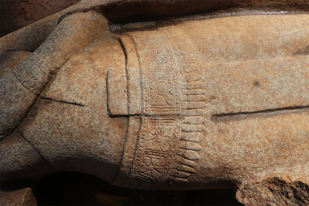 The decorations and pose are unusual, with the sculpture’s left hand placed on its chest. ANA