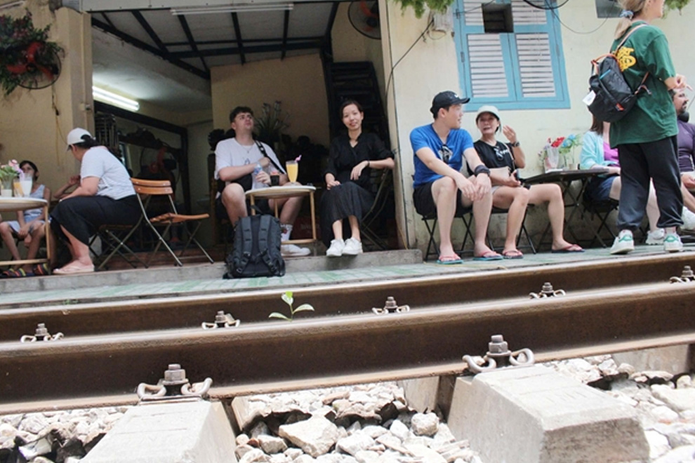 Tourists at a cafe in Train Street in Hanoi enjoying coffee. PHOTO: VIETNAM NEWS