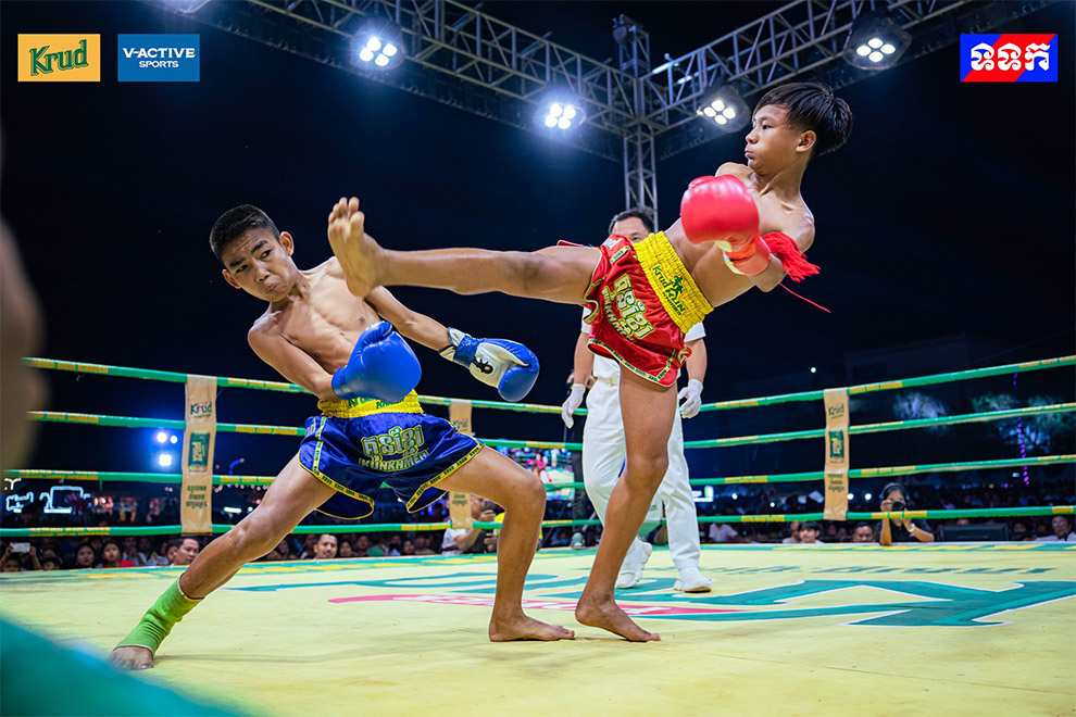 Thai boxer Kongpychit K.Kolka avoids a kick from Rithy Borin, in their 36kg bout. TVK