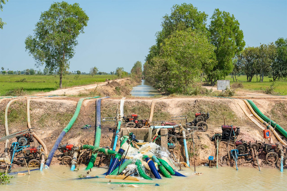 Water pumps refill irrigation canals. Dry-season rice cultivation once again exceeded the planned 535,000 hectares by almost double. Water resources ministry