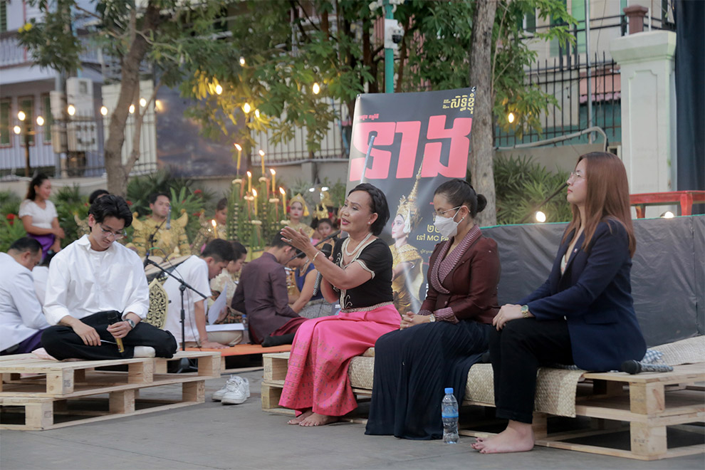 Three generations of women led discussions on the topic “women cannot spin the cookstove” prejudice. Hong Raksmey