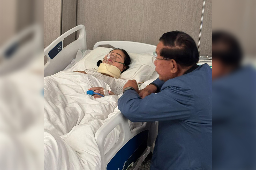 Senate president Hun Sen comforts his wife Bun Rany as she lies in her hospital bed. SHS