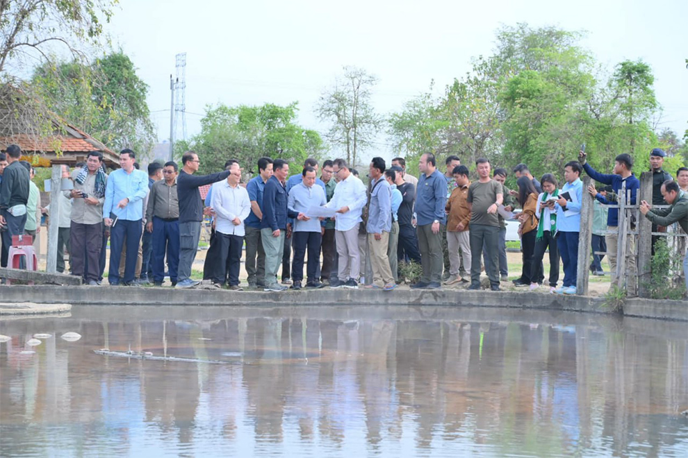 Environment minister Eang Sophalleth (pictured with map), leads an inspection of the hot pools at Te Teuk Pus, in Kampot province. Kampong Speu provincial administration