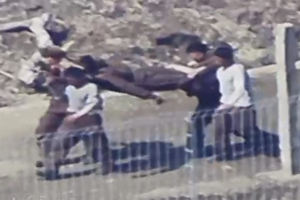 North Korean soldiers carry a fellow soldier apparently injured in a mine explosion at a construction site near the inter-Korean border, in an undated photo released by the South Korean military on Thursday. PHOTO: SOUTH KOREAN JOINT CHIEFS OF STAFF/THE KOREA HERALD