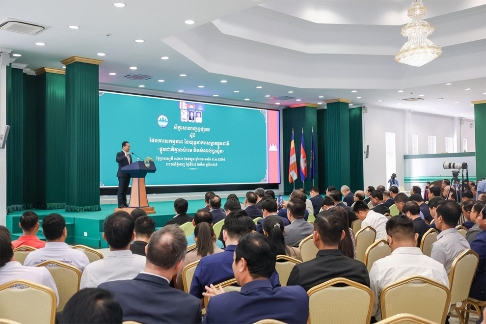 Environment minister Eang Sophalleth announced plans to clean up Cambodia’s national roads by the end of the year at a March 27 meeting. Environment minitry