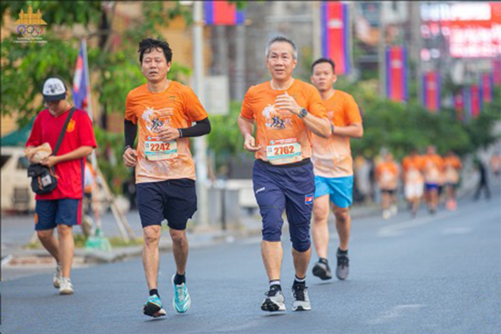 NOCC secretary-general Vath Chamroeun and Preah Sihanouk provincial governor Mang Sineth take part in the event. NOCC