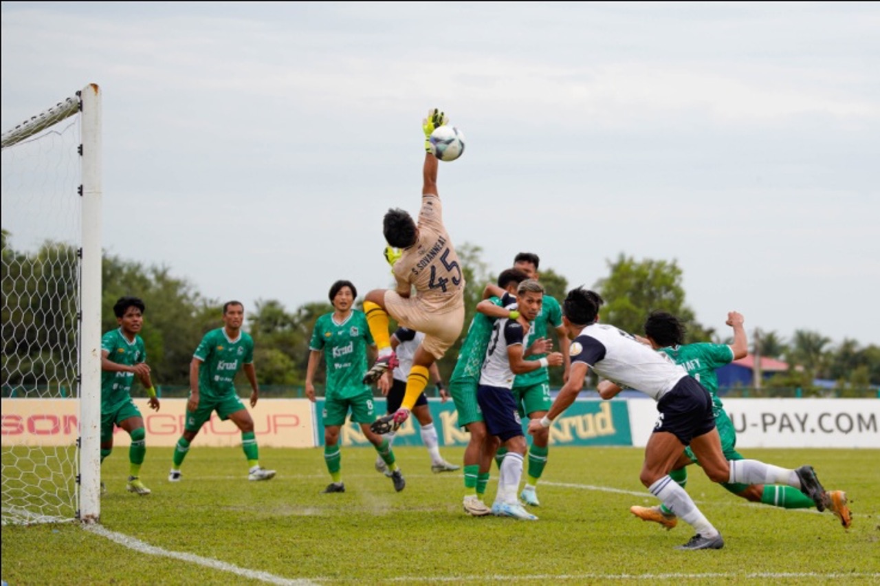Kirivong (in green) hosted perennial favourites Svay Rieng in the first leg, going down 2-0. FFC