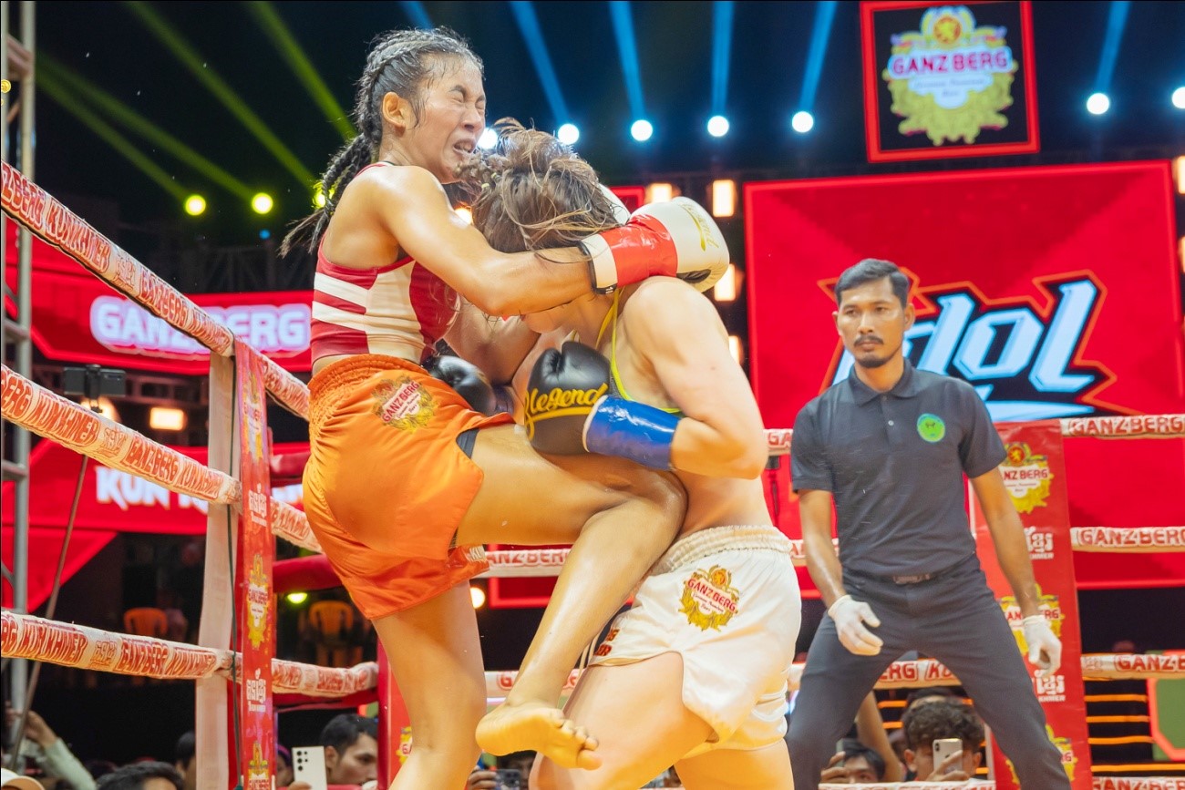 Toch Chanvortey lands a knee on Japanese fighter Makiva Suzuki. The only women’s bout of the night saw Chanvortey claim a dominant points victory. Ganzberg