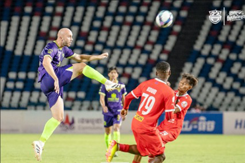 The April 3 match was a close one, with Boeung Ket (in purple) adopting a defensive strategy, adjusting to the game's flow, while ISI pressed aggressively. Boeung Ket