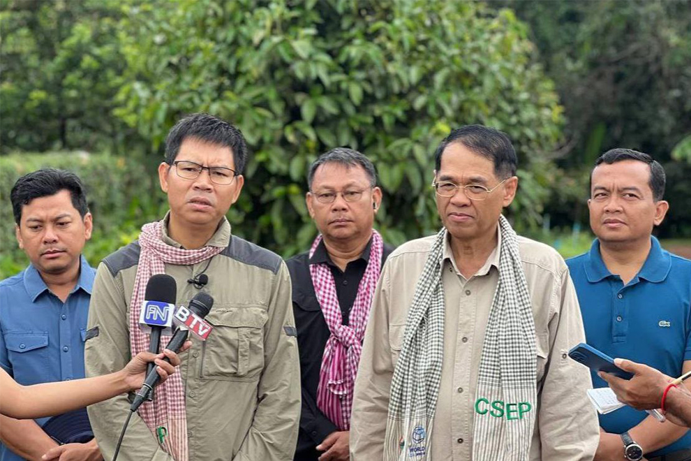 Khin Meng Kheang, director of the environment ministry’s ecotourism department and ministry undersecretary of state Pak Sokharavuth speak with journalists during a recent visit. Phak Seangly