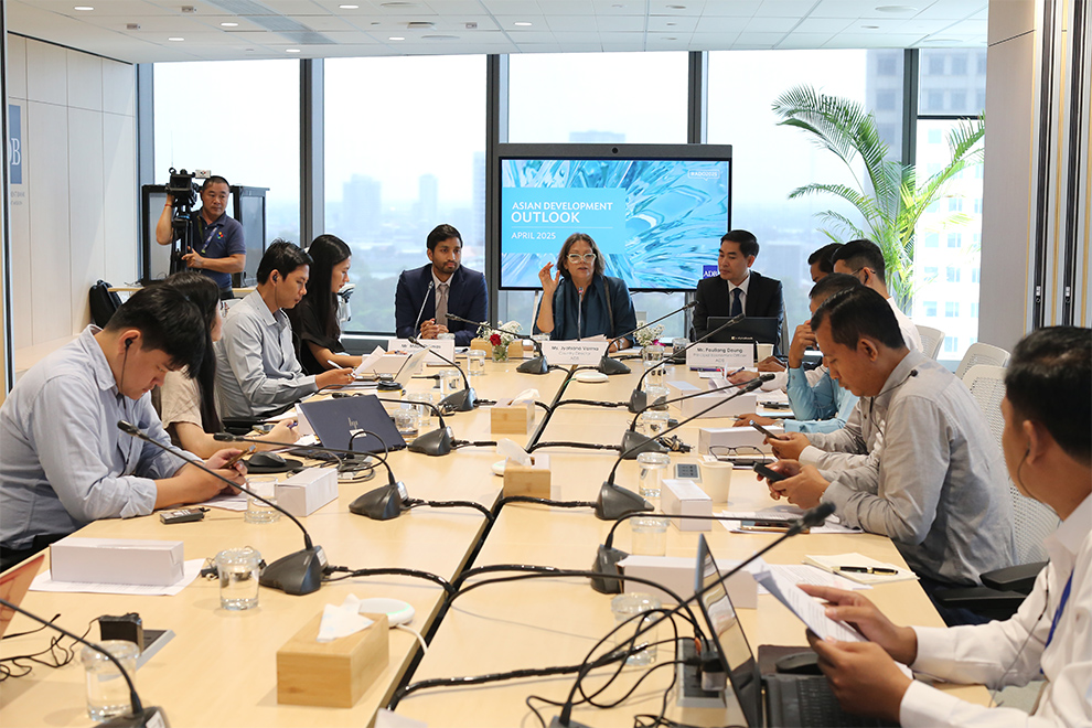 Asian Development Bank (ADB) leadership meet with Cambodian journalists. Hong Raksmey