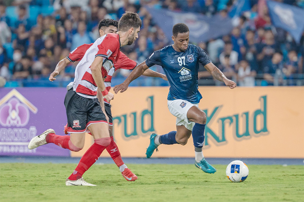 The rain-soaked match saw moments of brilliance form the Svay Rieng side, with Breninho (number 97) opened the scoring with a beautiful goal in the 4th minute. Svay Rieng FC