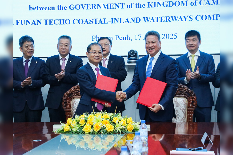 CDC first vice-president Sun Chanthol exchanges documents with Ieng Sunly, representative of Funantech Coastal-Inland Waterway Co., Ltd. Sun Chanthol