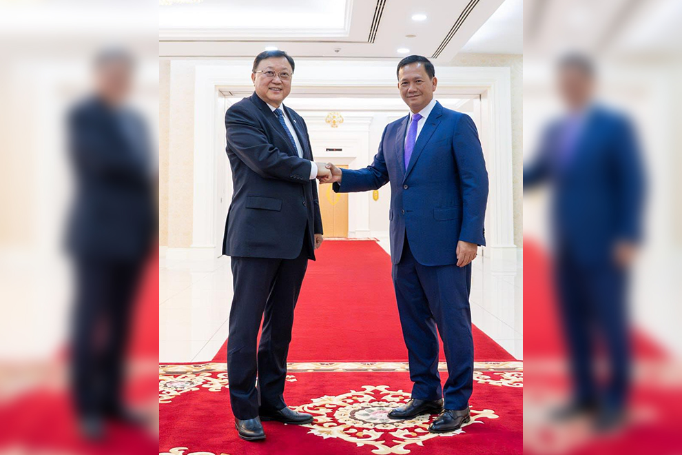 Prime Minister Hun Manet shakes hands with Wang Tongzhou, president of China Communication Construction Company (CCCC). STPM