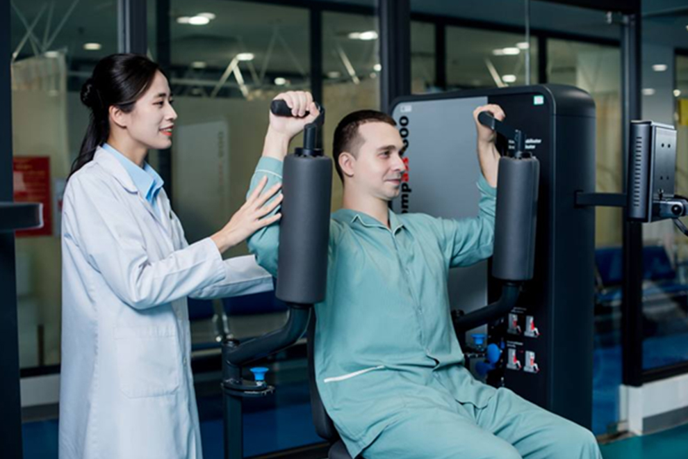 A patient receives rehabilitation care at one of Vinmec’s many modern, international standard facilities. Supplied