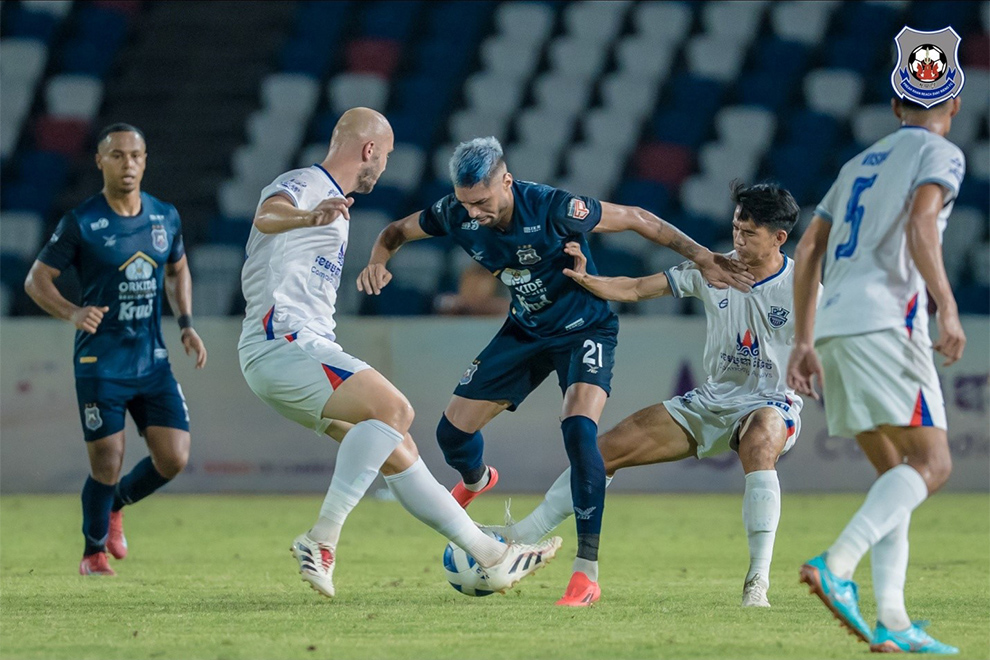 Boeung Ket (in white) was defeated 1-0 by Preah Khan Reach Svay Rieng at the National Olympic Stadium on April 20. Svay Rieng FC