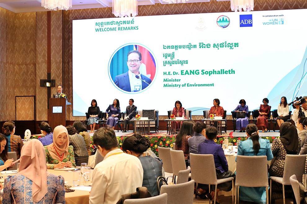 Environment minister Eang Sophalleth delivers remarks at the April 25 dialogue. Hong Raksmey