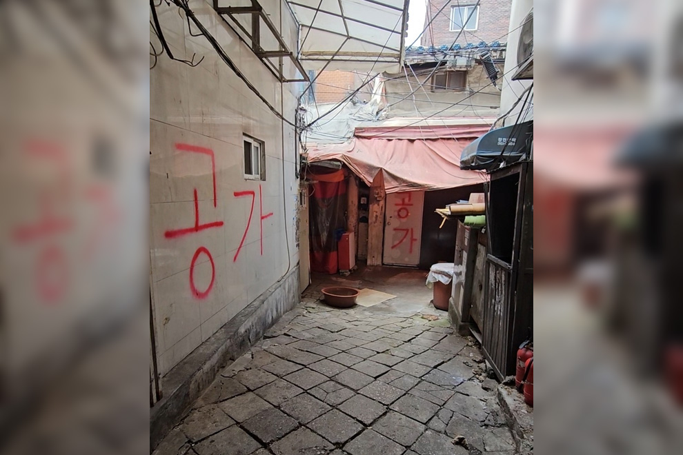 The walls of a shuttered brothel in Miari Texas are marked with the Korean word “gong-ga,” meaning “vacant,” in red spray paint. PHOTO: THE KOREA HERALD
