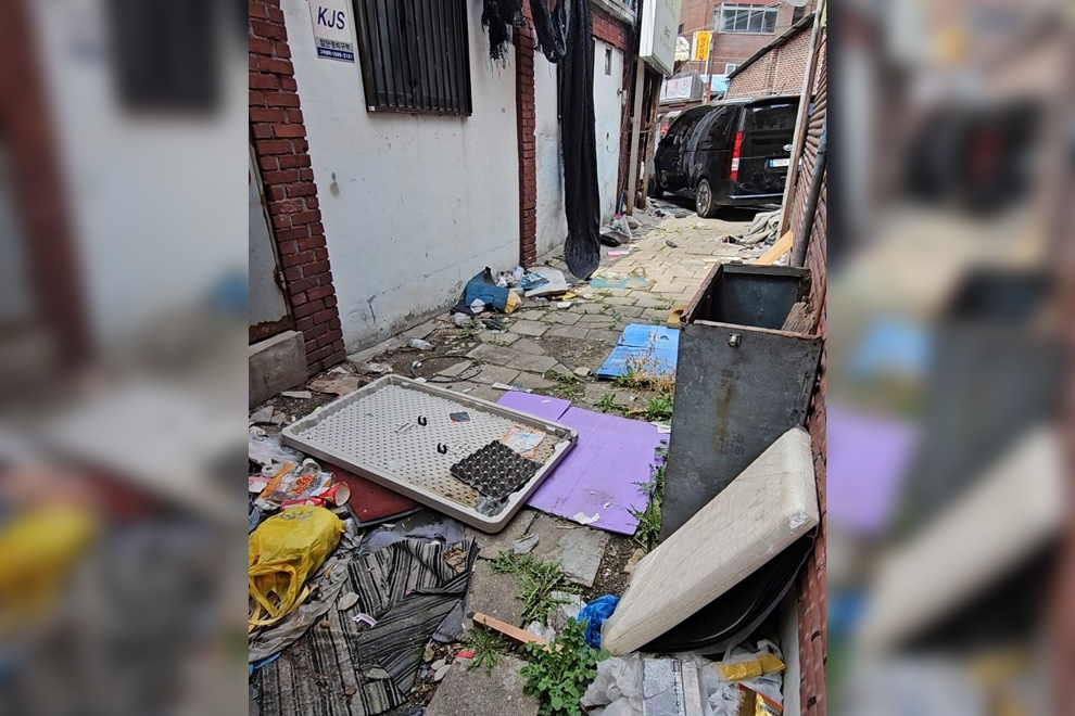 Trash and abandoned belongings litter an alleyway in Miari Texas. PHOTO: THE KOREA HERALD