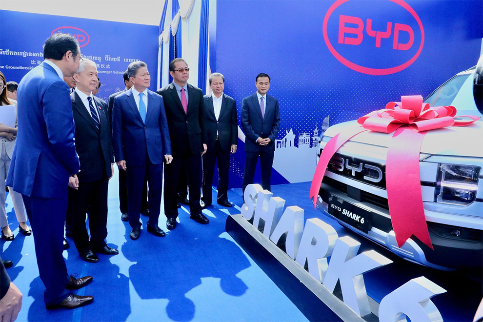 Senior Chinese and Cambodian officials examine a BYD electric vehicle during the groundbreaking ceremony. CDC