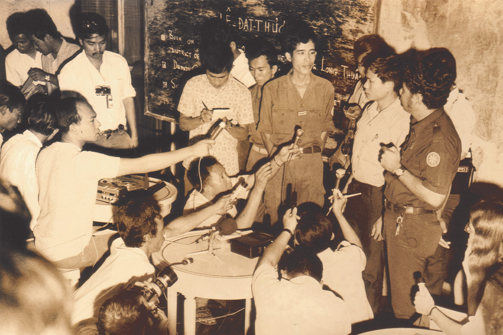 A 1970 press conference with an official Lon Nol spokesperson, possibly Am Rong. The western media of the time considered his name highly appropriate. DC-Cam/The Lon Nol Dossier