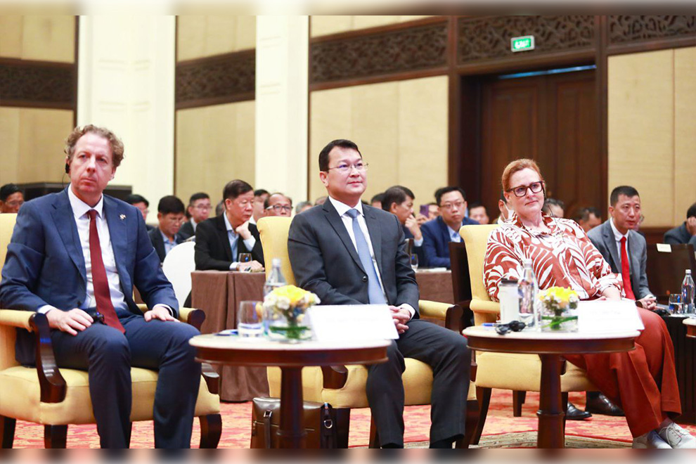 (Left to right) Igor Driesmans, EU ambassador, Dith Tina, agriculture minister, and FAO representative in Cambodia Rebekah Bell attend the ceremony. Agriculture ministry/FAO