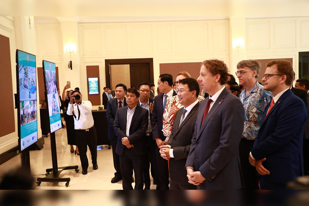 High-level officials learn about the important work being done by the offices and communities which were recognised during the ceremony. Agriculture ministry/FAO