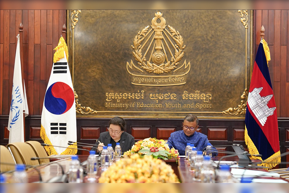 Among those in attendance were education minister Hang Chuon Naron (right) and Moon Jung Choi, country director of KOICA Cambodia. WFP