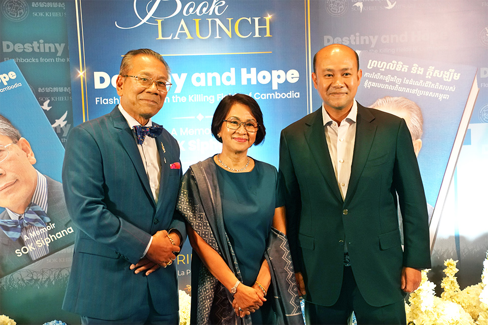 Civil service minister Hun Many (right) personally attended the book launch. Hong Raksmey