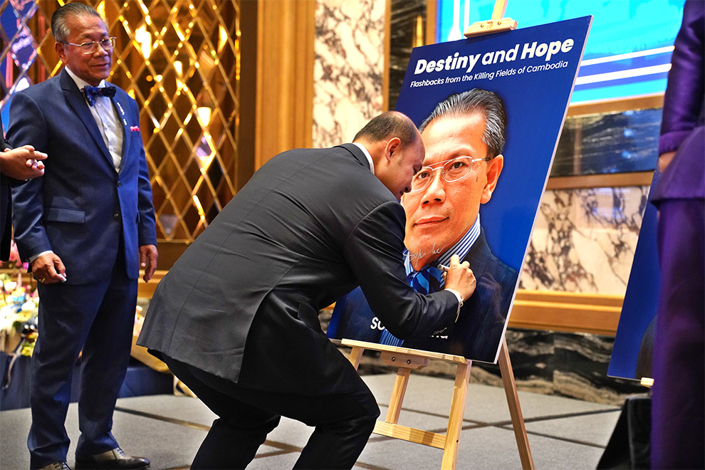 Hun Many signed a poster during the event, providing a souvenir for Sok Siphana to remember the culmination of his long journey as an author. Hong Raksmey