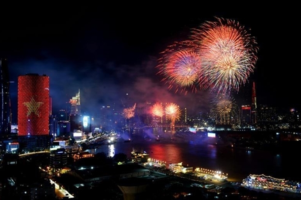 Fireworks light up the night skies in Ho Chi Minh City to mark the 50th anniversary of the Liberation of the South and National Reunification. PHOTO: VNA/VIET NAM NEWS