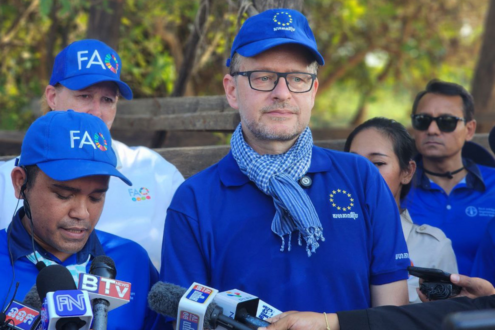 Koen Everaert , EU deputy director for cooperation in Cambodia, speaks to the media during a visit to a fishing community. Agriculture ministry/FAO