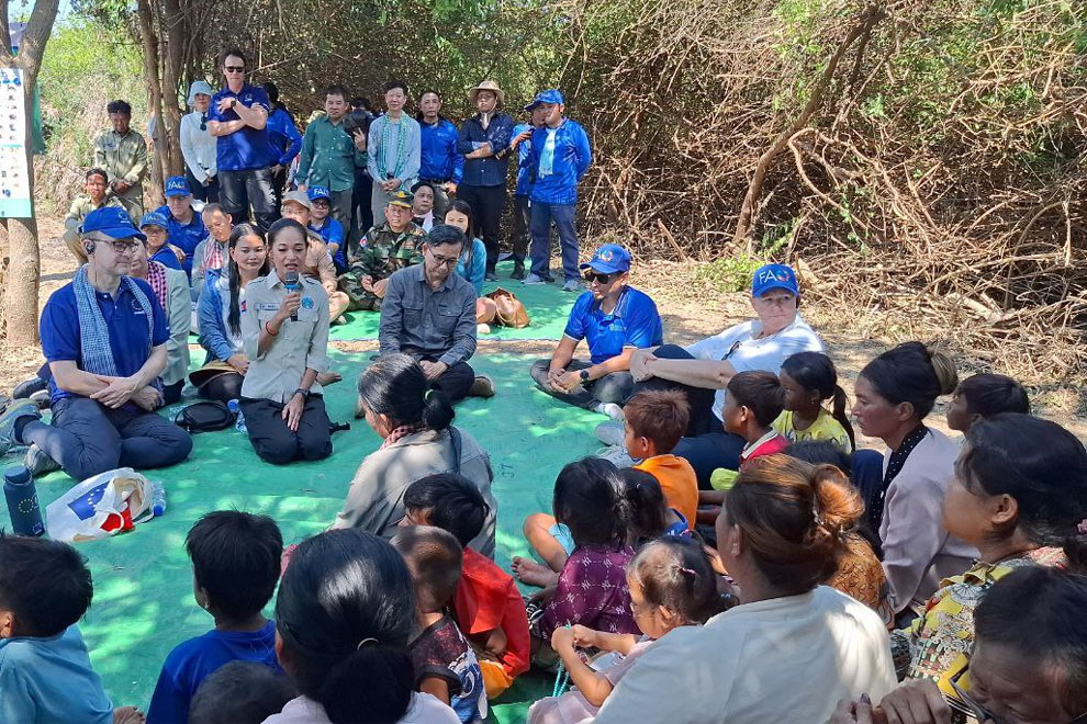 An EU delegation, FAO representatives and authorities meet with members of the Srey Chek fishing community on April 30. Phak Seangly